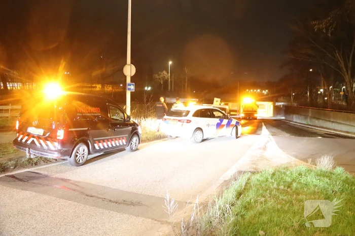 Bestuurder van bestelbus rijdt lantaarnpaal uit de grond