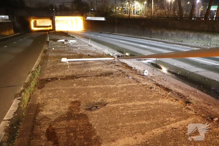 Bestuurder van bestelbus rijdt lantaarnpaal uit de grond