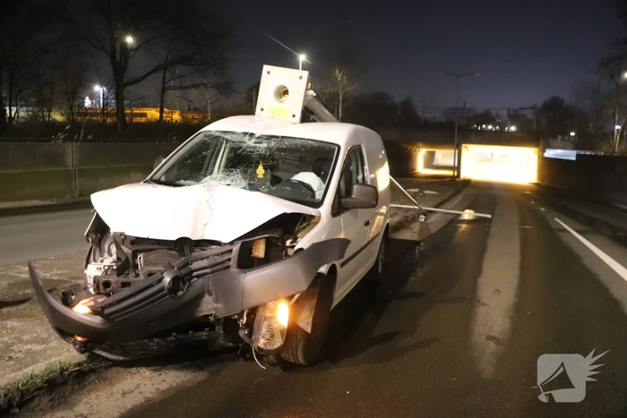 Bestuurder van bestelbus rijdt lantaarnpaal uit de grond