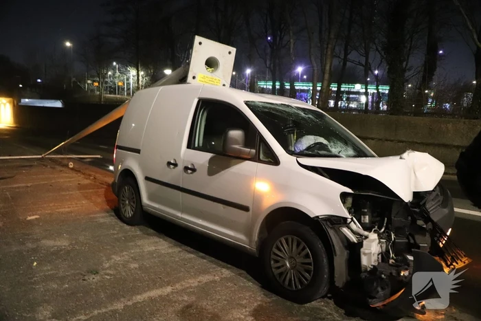 Bestuurder van bestelbus rijdt lantaarnpaal uit de grond