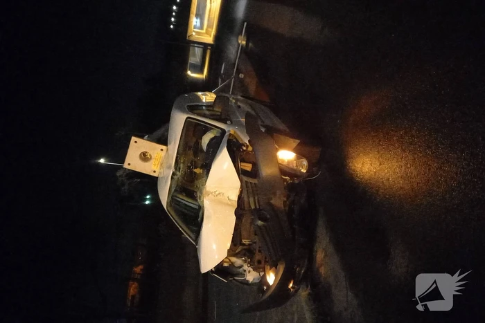 Bestuurder van bestelbus rijdt lantaarnpaal uit de grond