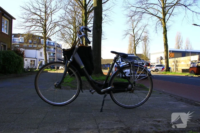 Fietser en automobilist in botsing