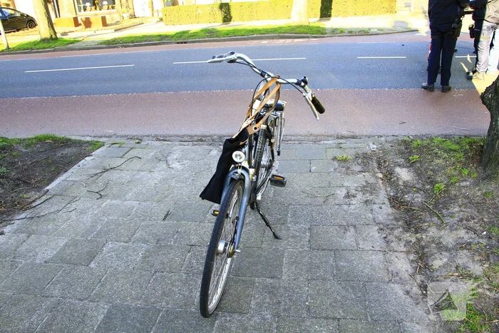 Fietser en automobilist in botsing
