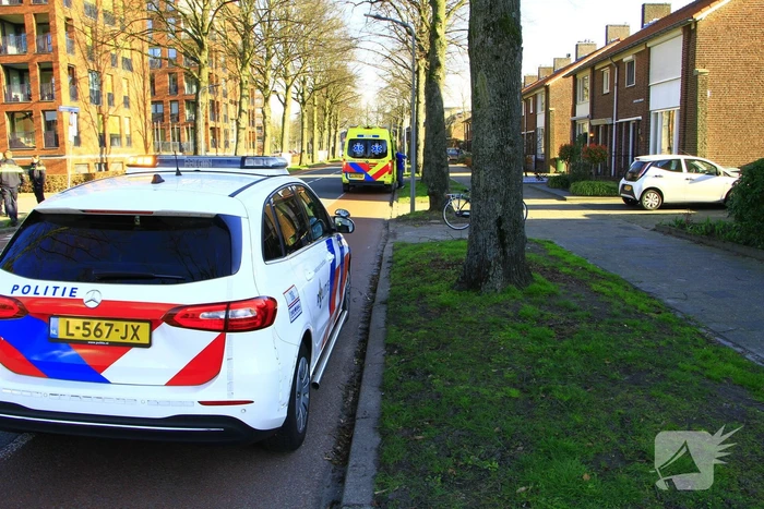 Fietser en automobilist in botsing