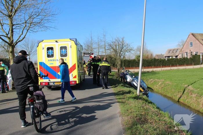 Personenauto raakt te water