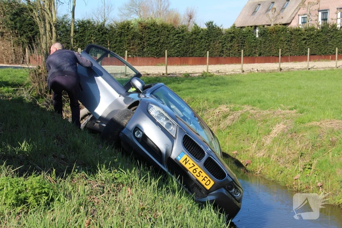 Personenauto raakt te water