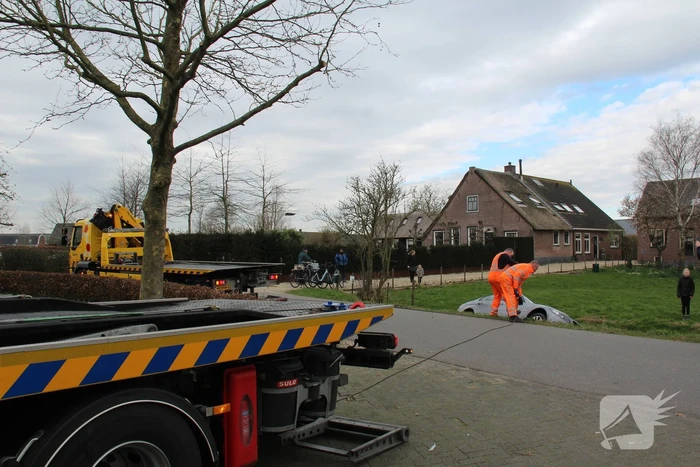 Personenauto raakt te water