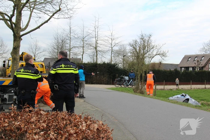 Personenauto raakt te water