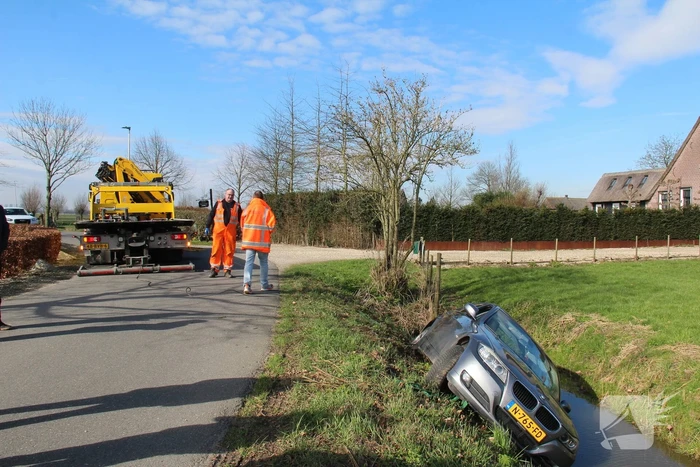 Personenauto raakt te water