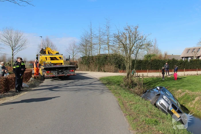 Personenauto raakt te water
