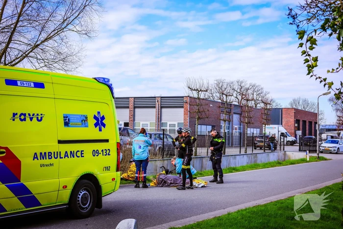Groep wielrenners hard ten val na aanrijding