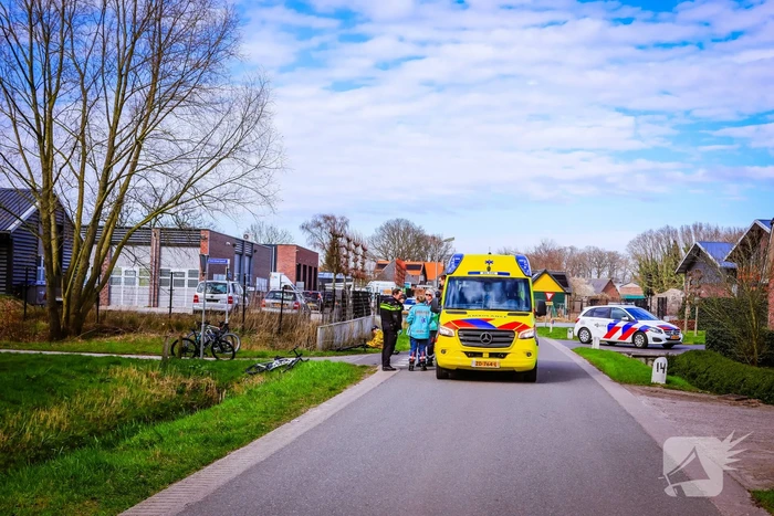 Groep wielrenners hard ten val na aanrijding