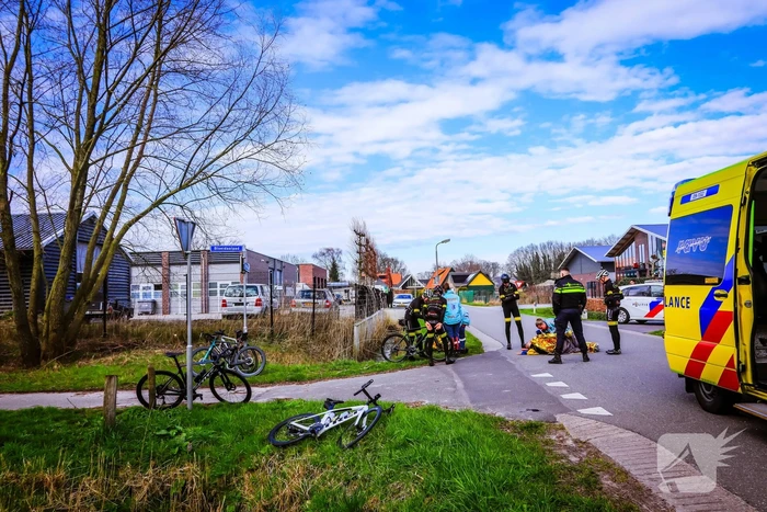 Groep wielrenners hard ten val na aanrijding