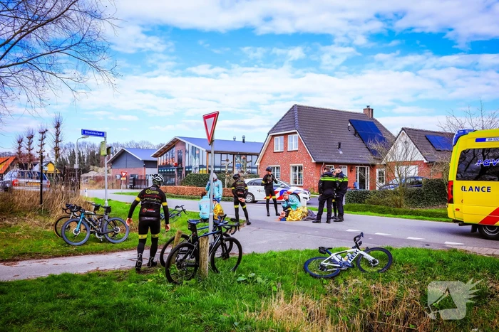 Groep wielrenners hard ten val na aanrijding
