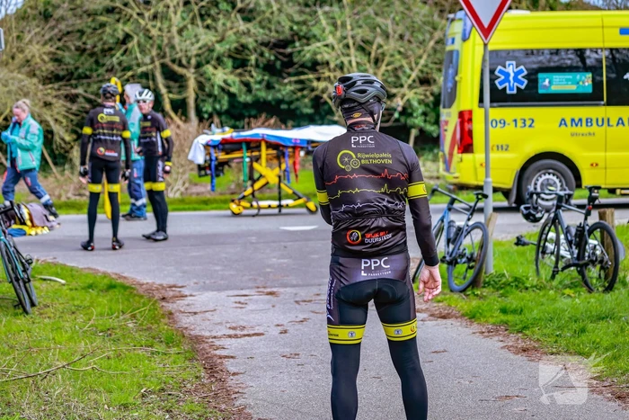 Groep wielrenners hard ten val na aanrijding