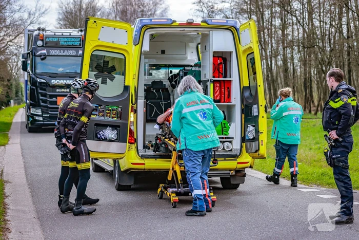 Groep wielrenners hard ten val na aanrijding