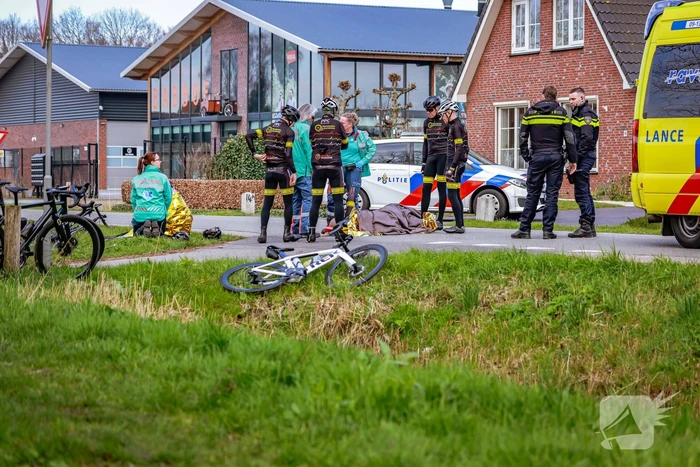 Groep wielrenners hard ten val na aanrijding