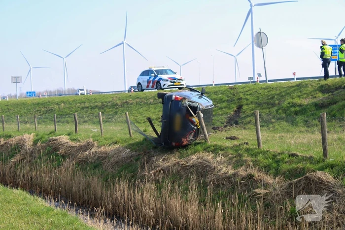 Auto raakte van talud op N33 bij Zuidbroek