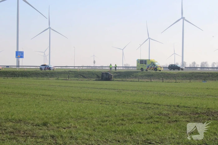 Auto raakte van talud op N33 bij Zuidbroek