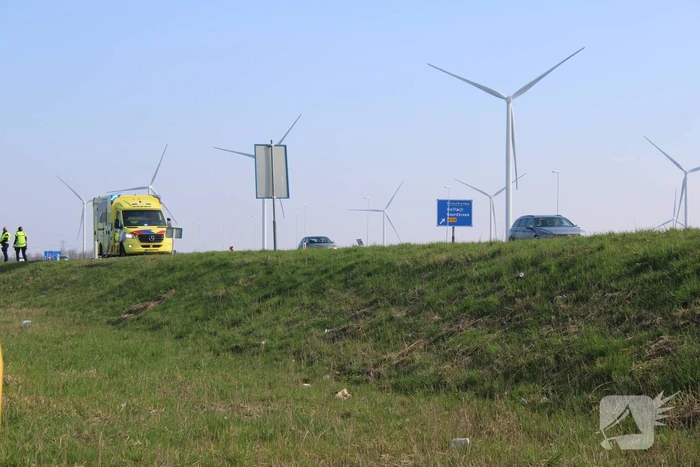 Auto raakte van talud op N33 bij Zuidbroek