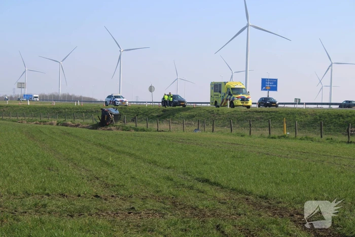 Auto raakte van talud op N33 bij Zuidbroek