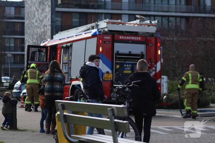 Auto brand af onder afdak