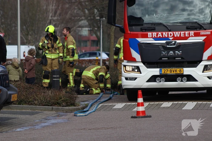 Auto brand af onder afdak