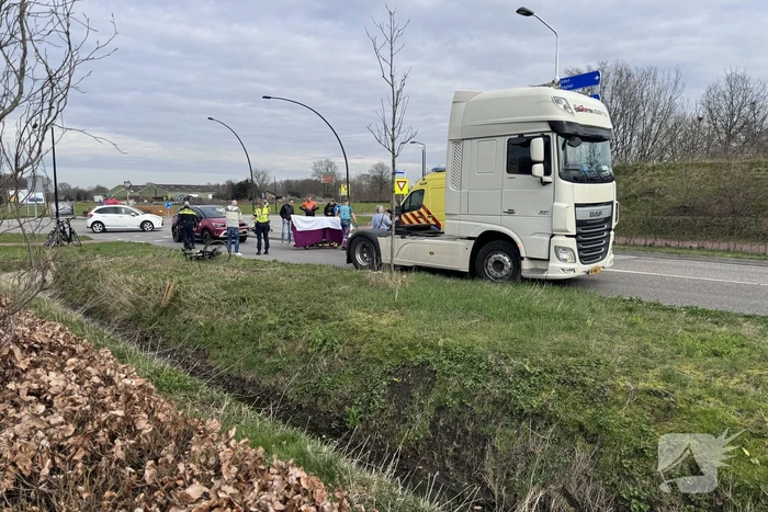 Vrachtwagen rijdt over benen van fietser heen