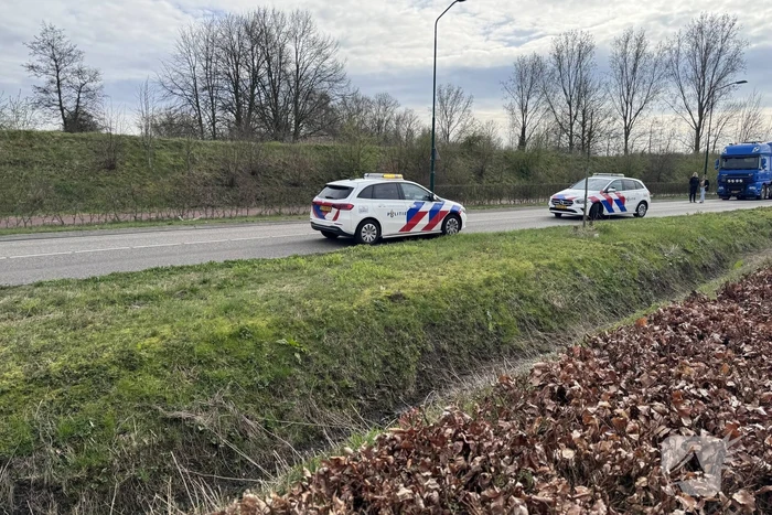 Vrachtwagen rijdt over benen van fietser heen