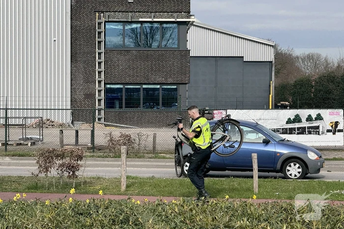 Vrachtwagen rijdt over benen van fietser heen