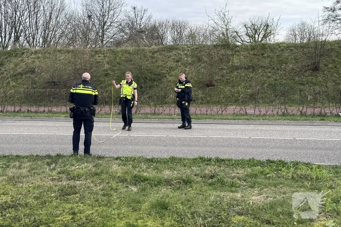 Vrachtwagen rijdt over benen van fietser heen