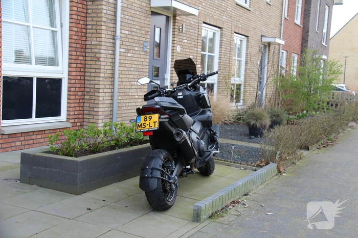 Motorrijder hard ten val in woonwijk