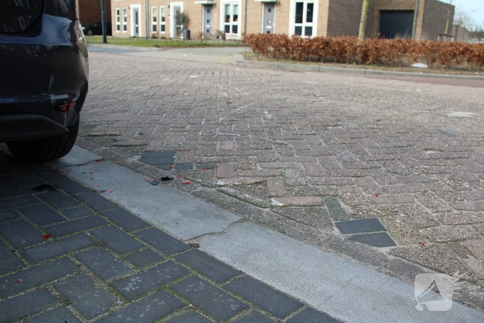 Motorrijder hard ten val in woonwijk