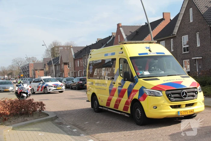 Motorrijder hard ten val in woonwijk