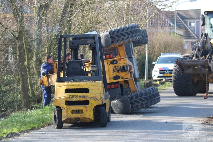 Graafmachine op z'n kant terechtgekomen