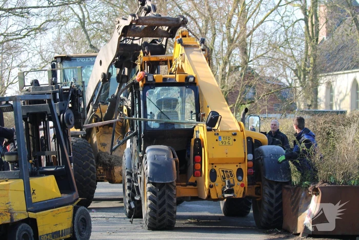 Graafmachine op z'n kant terechtgekomen