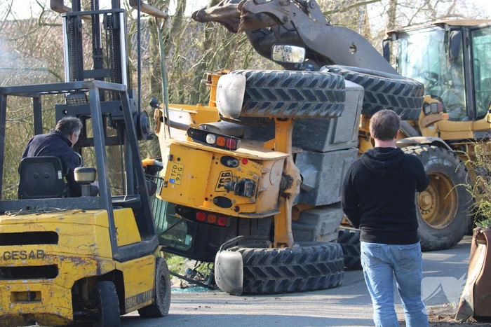 Graafmachine op z'n kant terechtgekomen
