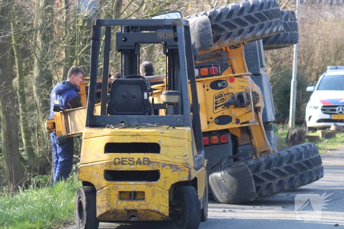Graafmachine op z'n kant terechtgekomen