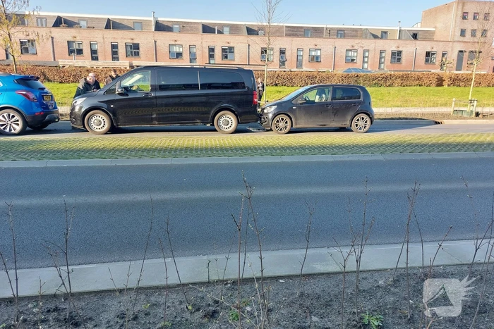 Meerdere voertuigen beschadigd na kop-staart aanrijding