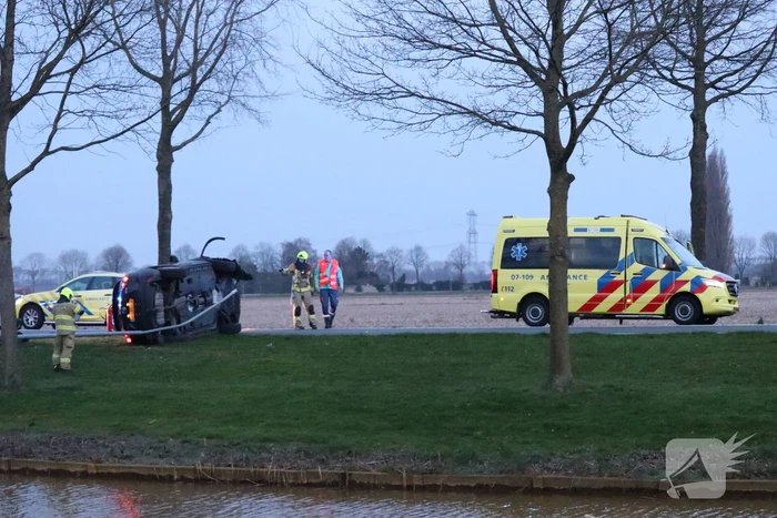 Personenauto belandt op zijn zijkant na ongeval