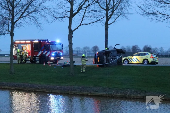 Personenauto belandt op zijn zijkant na ongeval
