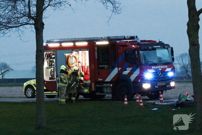 Personenauto belandt op zijn zijkant na ongeval