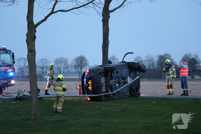 Personenauto belandt op zijn zijkant na ongeval