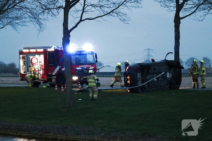 Personenauto belandt op zijn zijkant na ongeval