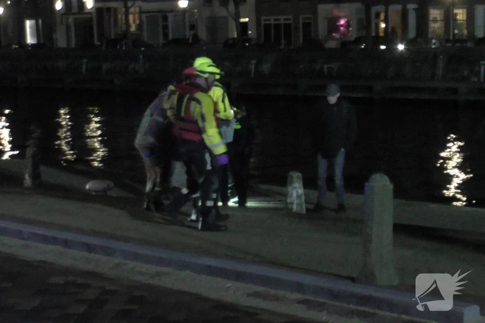 Persoon uit het water gered door politie en omstanders