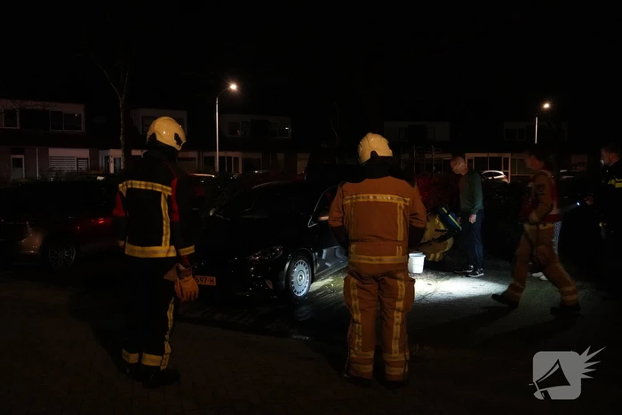 Geparkeerde auto vliegt in brand