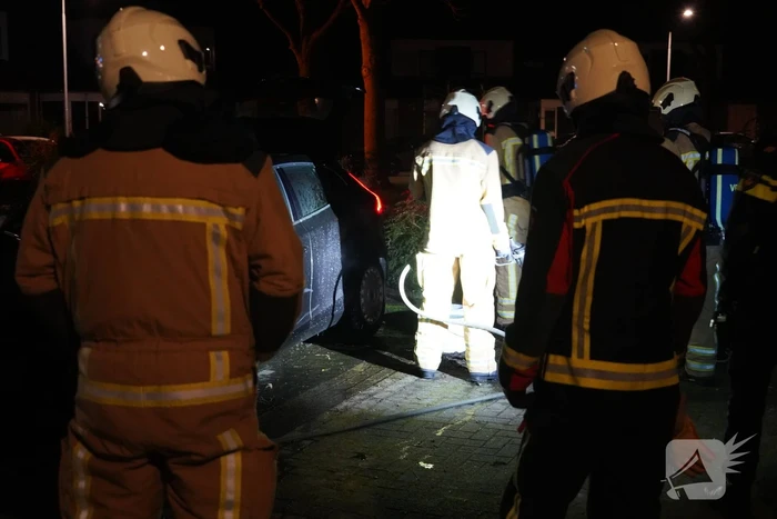 Geparkeerde auto vliegt in brand