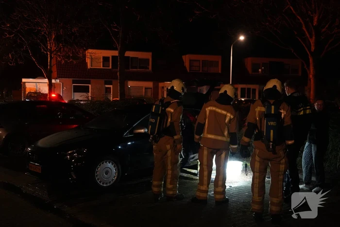 Geparkeerde auto vliegt in brand