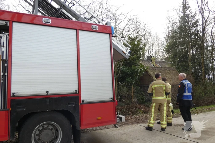 Brand in schoorsteen verwoest rietendak
