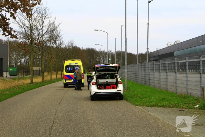 Groep fietsers ten val